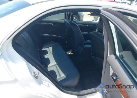 2010 Mercedes-Benz C 300 Sport 4Matic z USA, uszkodzony, nr VIN WDDGF8BBXAR102435